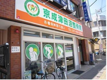 駅前の大通りにお店があります