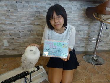 カッコいいフクロウと可愛い店員さんがお出迎え