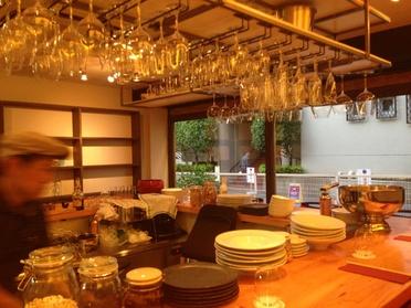 大きなガラス窓の明るい店内