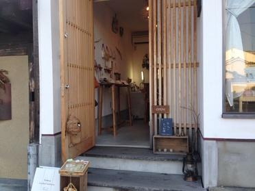格子扉のお洒落な入口