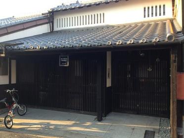 町家の外観。中に入れば和洋折衷
