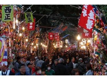 熊手を売る露店だけでも数えきれないほど!