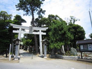 大きな鳥居が目印です
