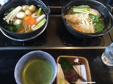 うどん鍋と、食膳の抹茶と和菓子
