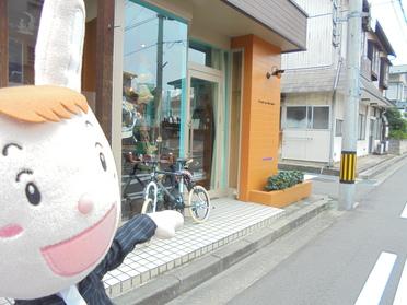 閑静な住宅街に目につく外観