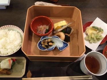 繊細なお料理がお魚の器で目にも美味しいですよ