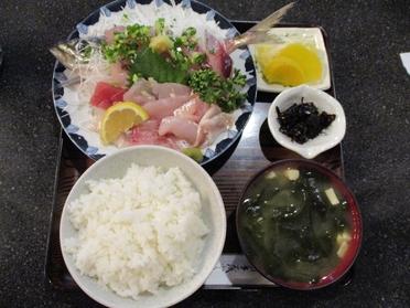 メインのお刺身にご飯・お味噌汁・小鉢が付きます!