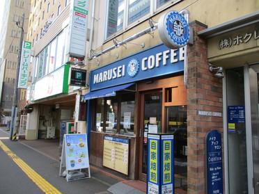 青い看板に木目調の外観
