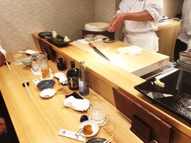 カウンター他にも掘りごたつ席もあります