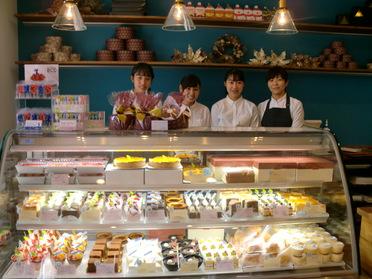 笑顔の素敵な店長さん(右)