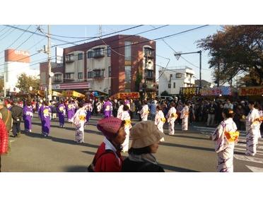 踊る人々とお店