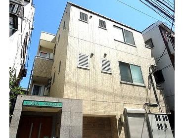タイル張りでオートロックあり。