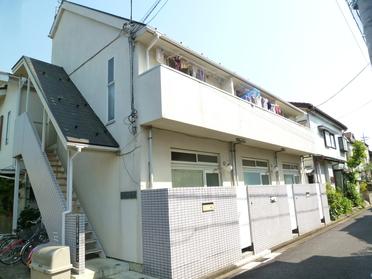 タイル張りの外観です。1階は各部屋に門があります。