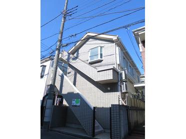 閑静な住宅街に佇むタイル張りのアパートです。