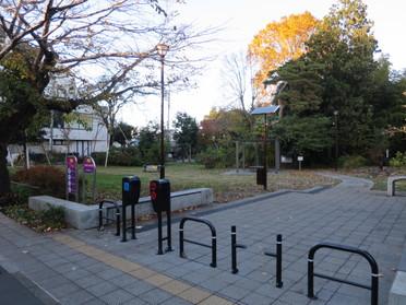五日市街道に面した公園です。