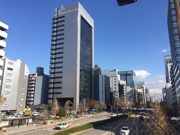 丸の内のビジネス街(撮影日が土曜のため交通量少)