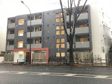 シックな外観★室内は白基調★