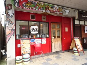 赤い外観が目印のお店