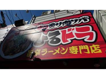お店の真っ赤な看板