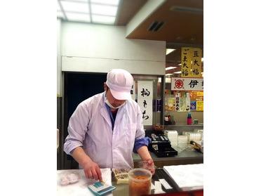 箱詰めしてくれる店員さん