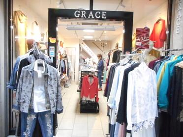 店頭に並ぶ洋服♪