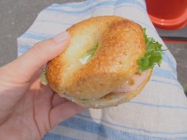 自家製ハムとレンコンのベーグル