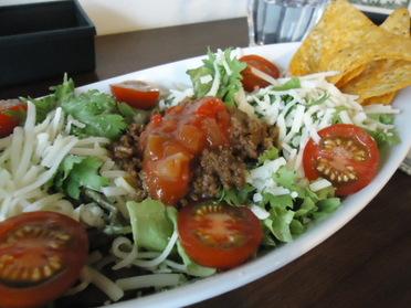 ボリューム満点!ご飯が16穀米のタコライスです♪