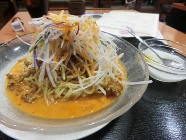 野菜がたっぷりのった担担麺!
