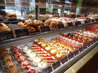 ショーケースに並べられているたくさんのケーキ♪