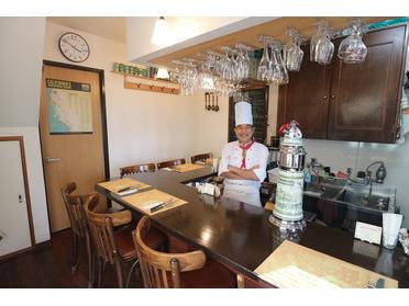 きれいな店内と気さくなシェフが出迎えてくれます!