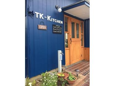 爽やかなブルーと木のぬくもりを感じるカワイイ外観♪