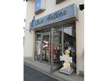 お店の前にはイヌの置物があります♪