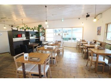 明るく開放感のある店内♪