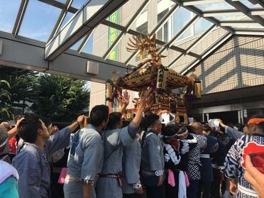 東村山警察署前にて