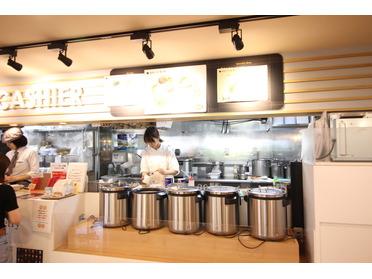 たくさんのスープがあり、お得なセットもございます