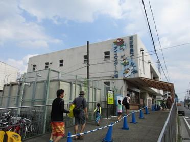 スロープを登ったところで入場券を購入します!