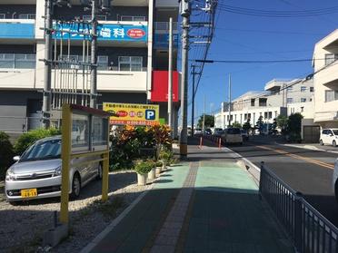 琉球銀行さんが左手、駐車場は右手