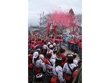 華やかな山車が町内を駆け回ります!