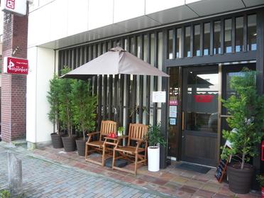赤い看板が目印!