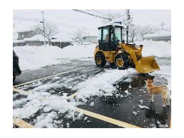 お客様用駐車場の除雪風景(土木スタッフがしておりま