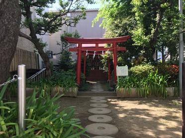 円盤の敷石が可愛らしい