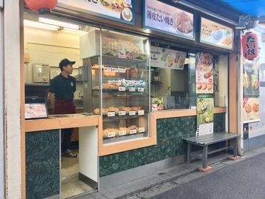 パルコ向かいの通り沿い、バス停前