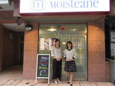 店頭に並ぶのは美魔女の店員さん達です