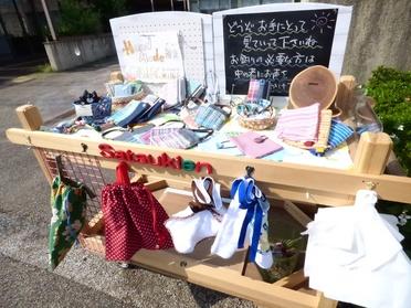 手作りの商品が施設前にて販売されています!