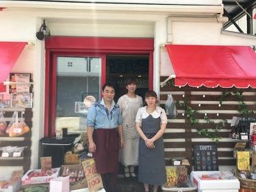店長は真ん中の娘さんご家族で経営されています。