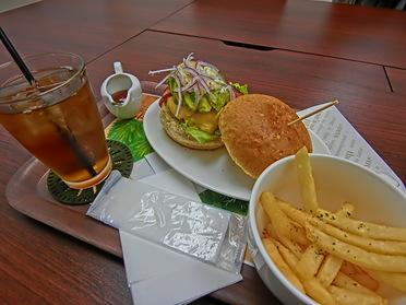 10.DINER バーガー アボカド入り