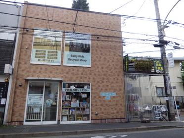 商店街を抜けた先にあります!