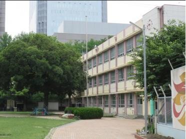 小学校外観。芝生がいい感じです!