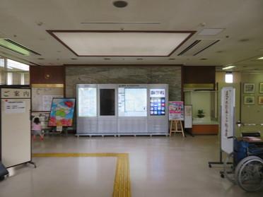 蓮田市役所正面玄関