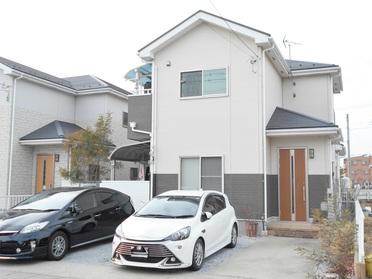 外観写真です♪お庭にはウッドデッキ付き♪